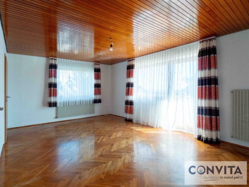 EG - Wohnzimmer mit Zugang zum Balkon